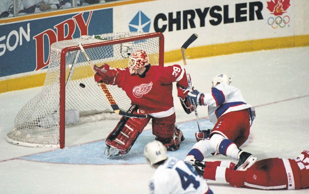 JOE BRYKSA / FREE PRESS FILES
Norm Maciver, centre bottom, scores the last ever Winnipeg Jet goal in the Winnipeg Arena against Mike Vernon of the Detroit Red Wings.