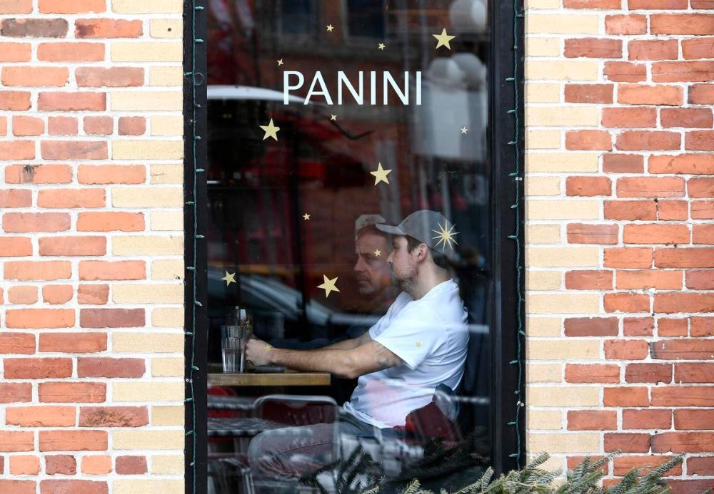 Justin Tang - THE CANADIAN PRESS FILE PHOTO
People dine in Ottawa on March 1, as the region was in the Orange zone. On Friday, Ottawa moved to Red as cases rose, and because of just-announced rules, as Bruce Arthur writes: “Their old restaurant and bar limit was 50, and the new limit is 50.”