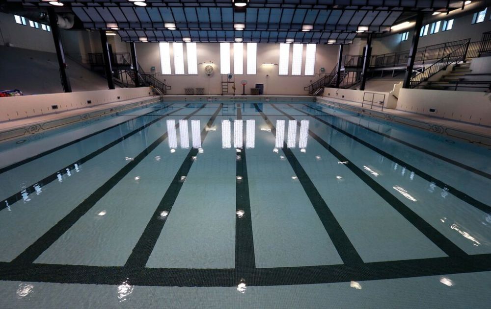 All visitors to municipal pools, libraries and rec centres should have to prove they’re fully vaccinated in order to gain entry, says Coun. Kevin Klein. (Wayne Glowacki / Winnipeg Free Press files)