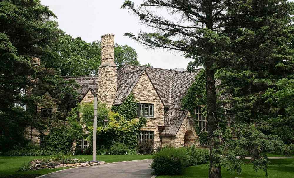 MIKE DEAL / WINNIPEG FREE PRESS FILES
The stately riverfront residence was purchased by Musi Inc. co-founder Aaron Wojnowski of Winnipeg.