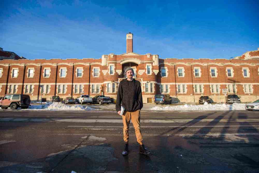 MIKAELA MACKENZIE / WINNIPEG FREE PRESS
Free Press reporter Ryan Thorpe poses for a portrait in front of the Minto Armoury, where Patrik Mathews was at one point stationed.