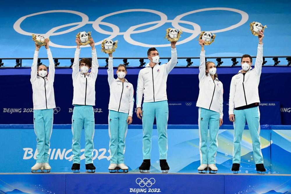 WANG ZHAO - AFP via GETTY IMAGES
Russia's Kamila Valieva, Mark Kondratiuk, Anastasia Mishina, Aleksandr Galliamov, Victoria Sinitsina and Nikita Katsalapov celebrate during the flower ceremony of the figure skating team event.