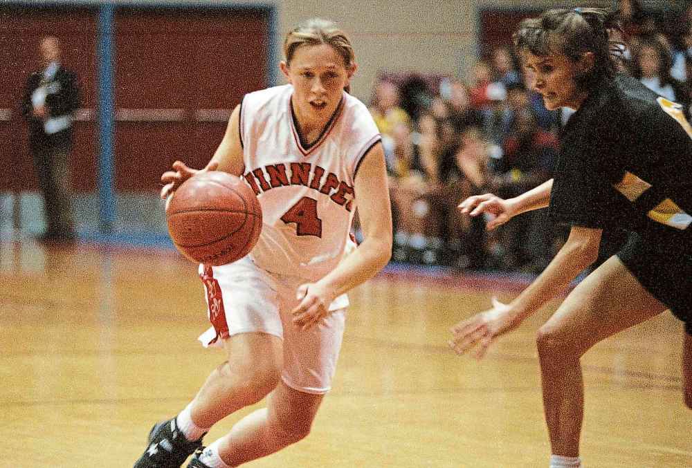 BORIS MINKEVICH / WINNIPEG FREE PRESS FILES
University of Winnipeg Wesmen Sandra Carroll works her way around a University of Manitoba Bison player during the game on December 2, 1994.
