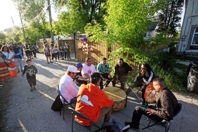 ERIK PINDERA/WINNIPEG FREE PRESS
Thunderbirdz sing and drum following vigil in Boyd Avenue alley for an unnamed baby that was found dead in a garbage bin on May 3, 2022.