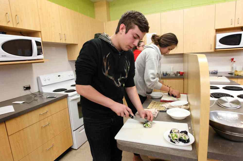 Grade 10: Quinn makes sushi in cooking class. (Ruth Bonneville / Winnipeg Free Press)