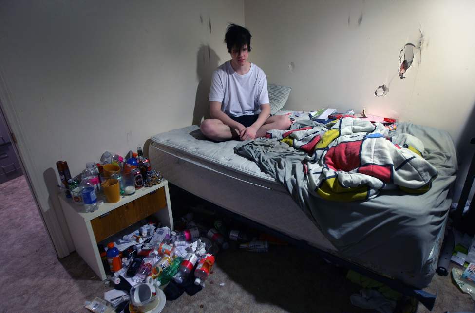 JOE BRYKSA/WINNIPEG FREE PRESS
Nolan Feris , 21, who is addicted to the drug OxyContin, sits in his room as he waits for a spot in the Province of Manitoba's Methadone clinic. Jan 13, 2010