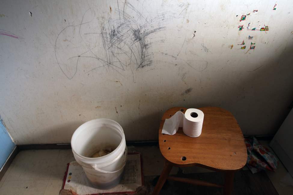 A typical slop pail in Wasagamack First Nation.  
(JOE BRYKSA / WINNIPEG FREE PRESS)