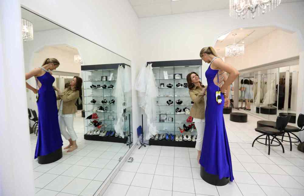 Grade 12: Sydney tries on her grad dress one more time at 7th Avenue Fashions for the final fitting before grad with her mom, Lori, by her side. (Ruth Bonneville / Winnipeg Free Press)