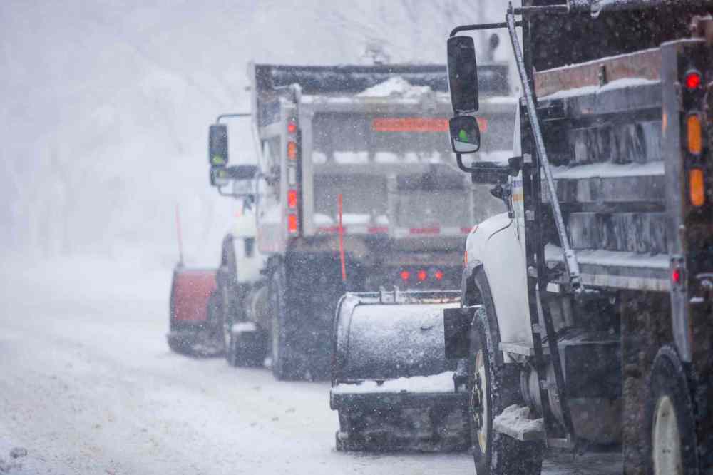 Plows struggle to keep up with the snow in Winnipeg, (Mikaela MacKenzie / Winnipeg Free Press)