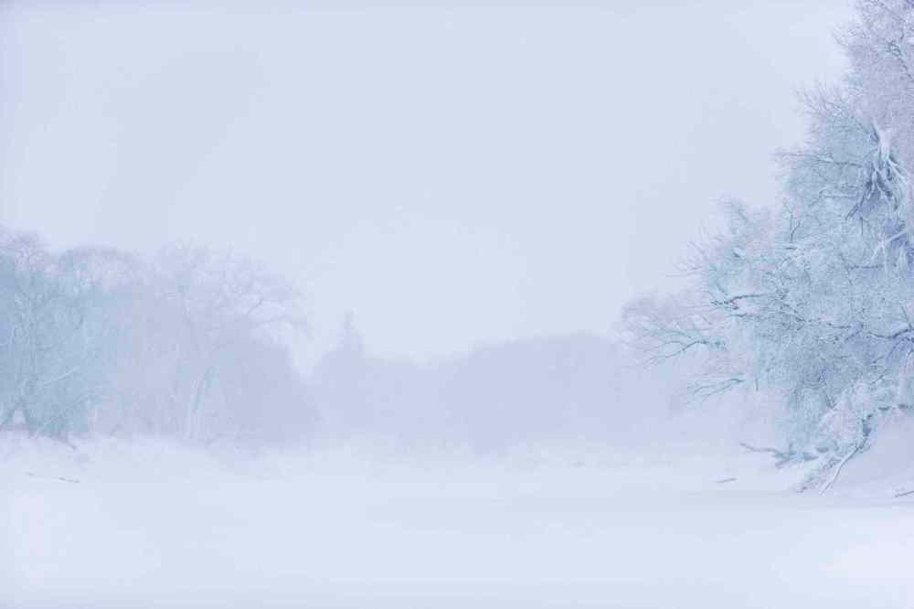 The Assiniboine River during heavy snowfall. (Mikaela MacKenzie / Winnipeg Free Press)
