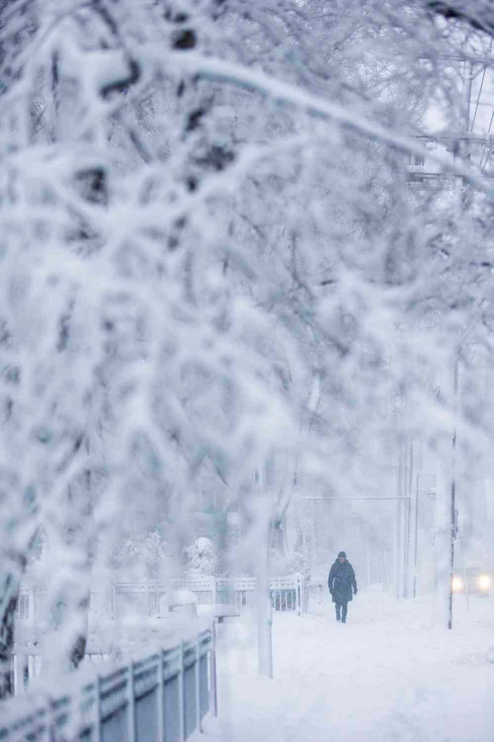 Emma Alexander walks down a snowy sidewalk in Winnipeg. (Mikaela MacKenzie / Winnipeg Free Press)