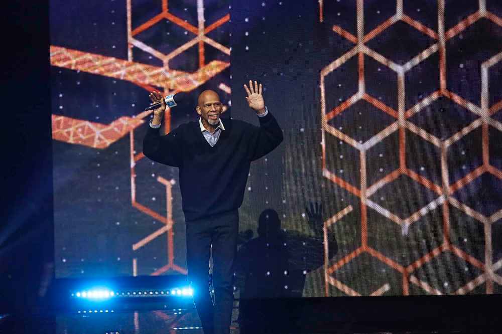 MIKE DEAL / WINNIPEG FREE PRESS
Kareem Abdul-Jabbar steps on stage.