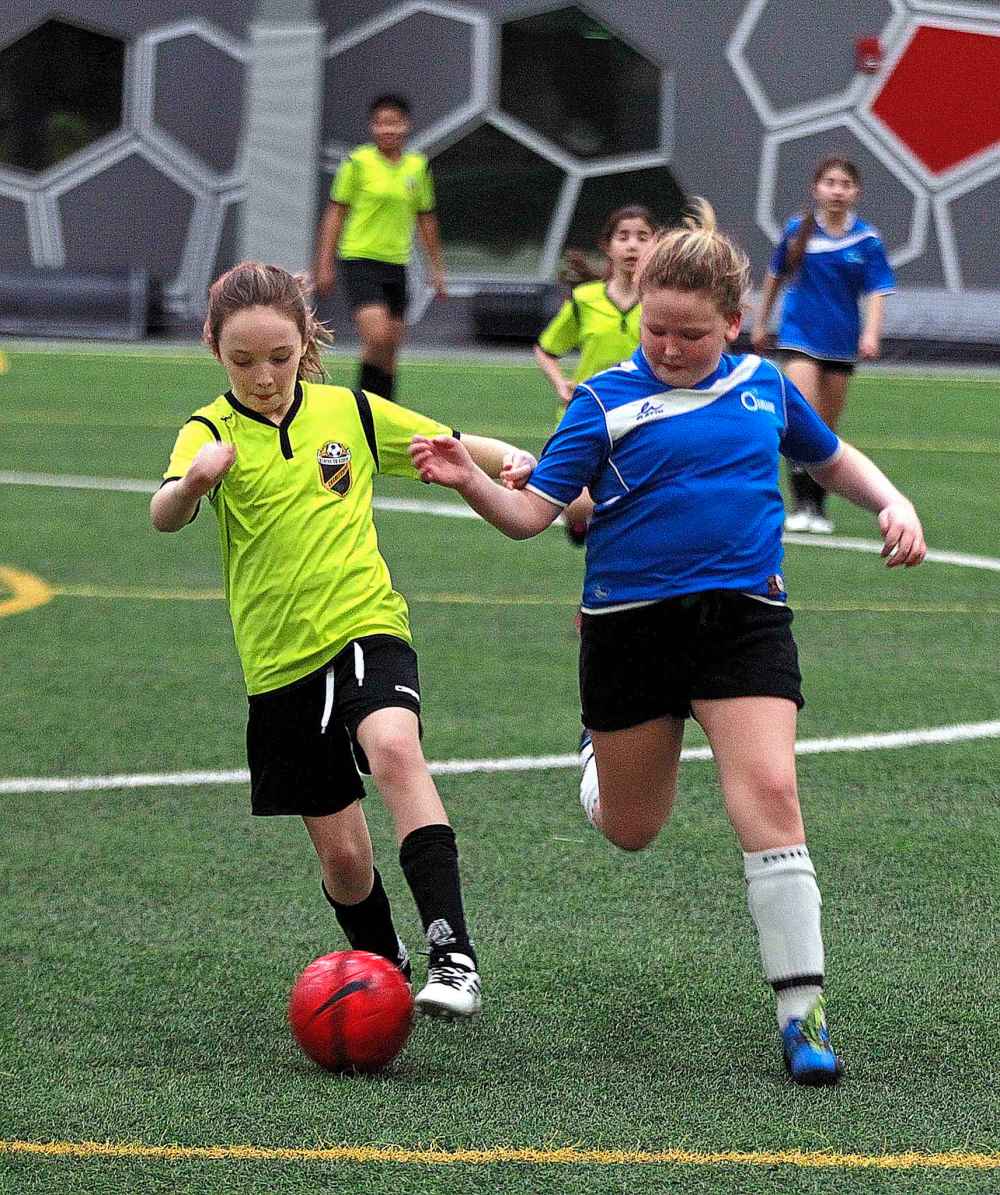 PHIL HOSSACK / WINNIPEG FREE PRESS
U10 Girls Charleswood Youth SA Layla Houston fends off Oakbank CC's Mya Greenaway. Oakbank CC won the match 2-1.