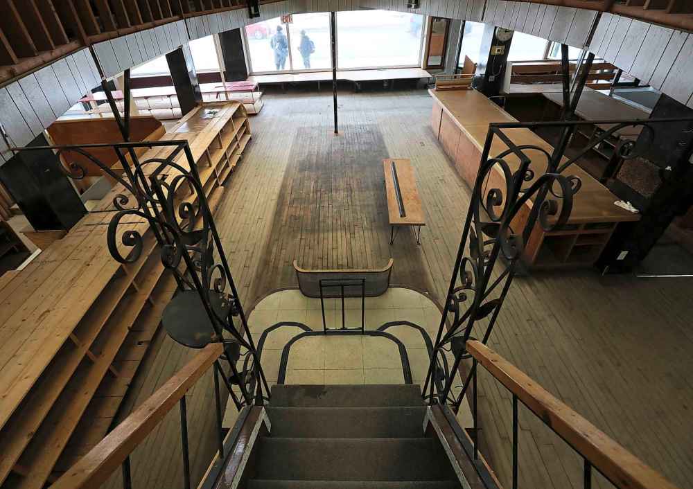 Ruth Bonneville
Looking down from the mezzanine level through the railing.