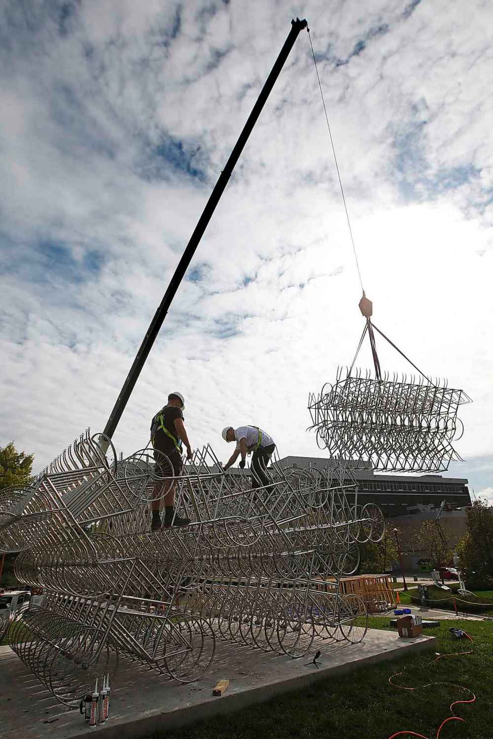 JOHN WOODS / WINNIPEG FREE PRESS
Matt Syles (left) and Dan Page, art installation technicians with MTEC, work on installing a bicycle sculpture by artist Ai Weiwei in Winnipeg Tuesday.