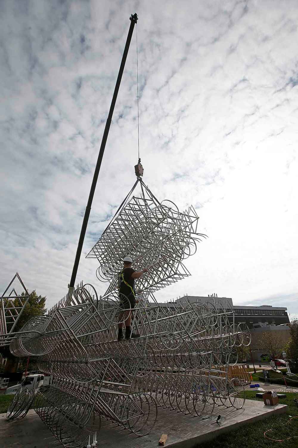 JOHN WOODS / WINNIPEG FREE PRESS
Matt Syles, left, and Dan Page, art installation technicians with MTEC, work on installing a bicycle sculpture by artist Ai Weiwei in Winnipeg Tuesday.
