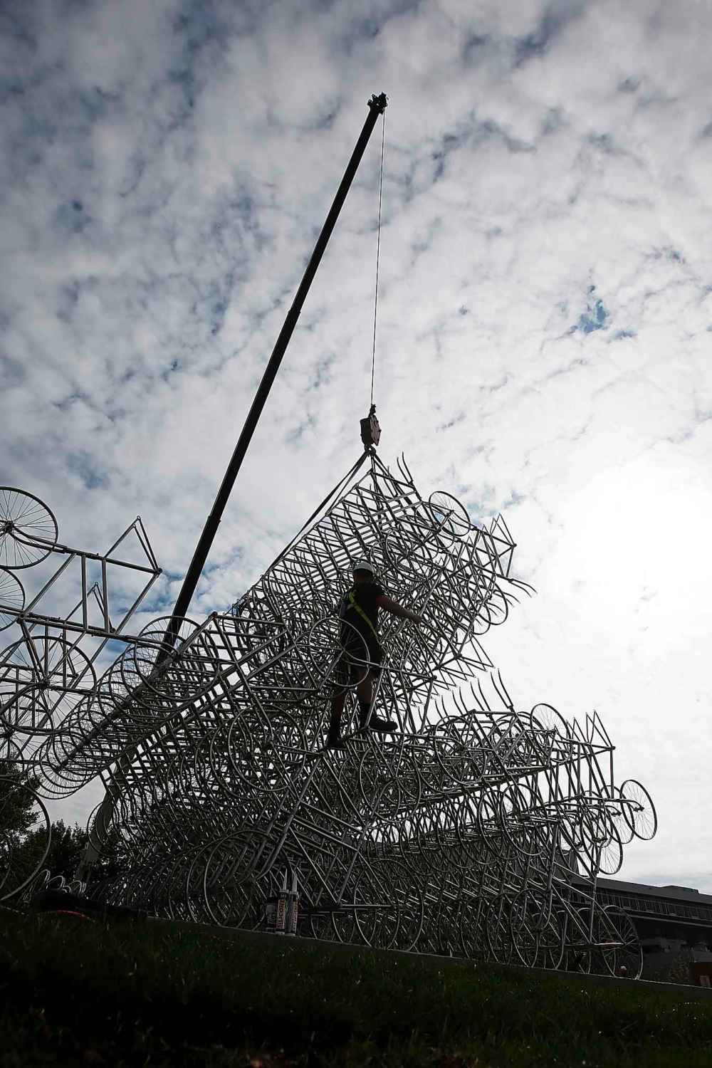 JOHN WOODS / WINNIPEG FREE PRESS
Matt Syles, art installation technician with MTEC, works on installing a bicycle sculpture by artist Ai Weiwei in Winnipeg Tuesday.