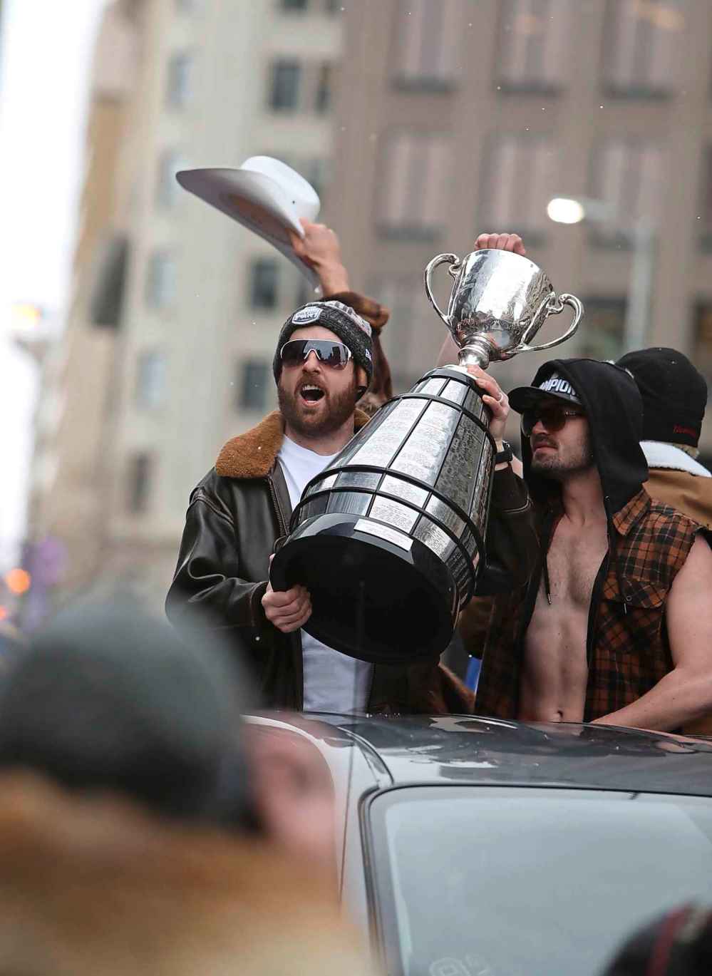 Winnipeg Blue Bombers celebrate their Grey Cup win with teammates and thousands of fans. (Ruth Bonneville / Winnipeg Free Press)