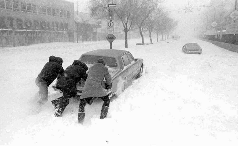 GERRY CAIRNS / WINNIPEG FREE PRESS
Motorists push a stranded car near Portage Avenue and Carlton Street.