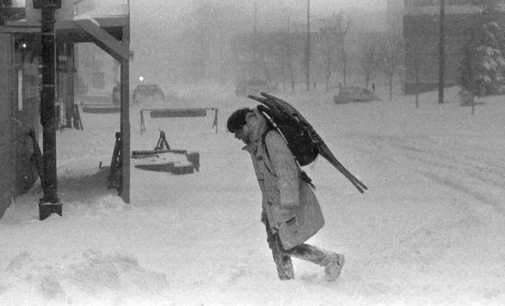 GERRY CAIRNS / WINNIPEG FREE PRESS
It seems those snowshoes might be handier on the feet!