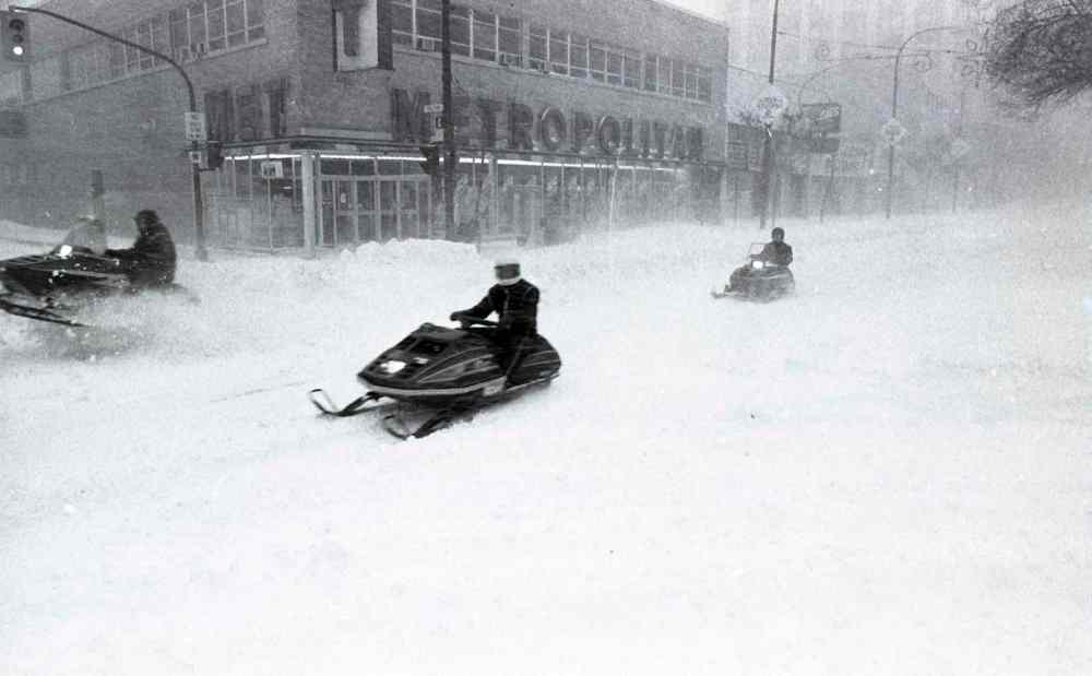 GERRY CAIRNS / WINNIPEG FREE PRESS
Snowmobiles on Portage Avenue and Carlton Street on Nov. 8, 1986.