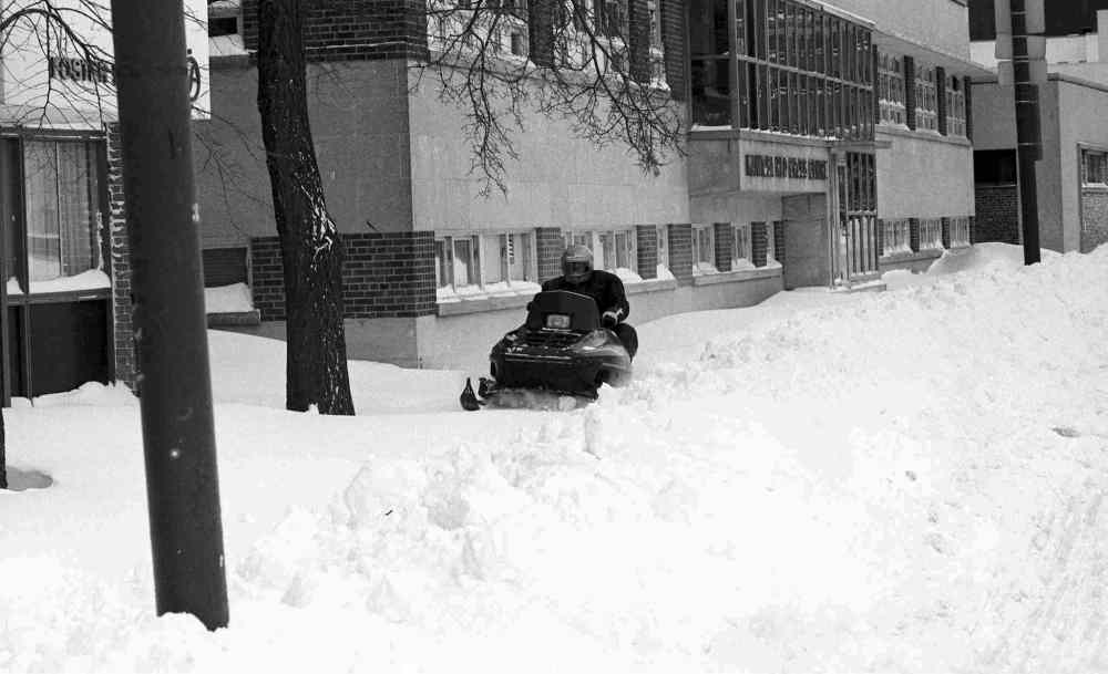 GERRY CAIRNS / WINNIPEG FREE PRESS
The mayor specifically authorized the use of snowmobiles on city streets, mainly to ferry snowbound emergency personnel to their jobs.