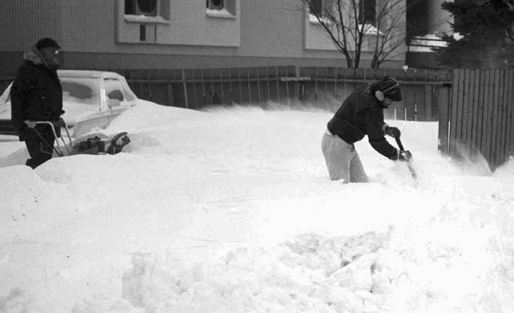 GERRY CAIRNS / WINNIPEG FREE PRESS
Digging out.