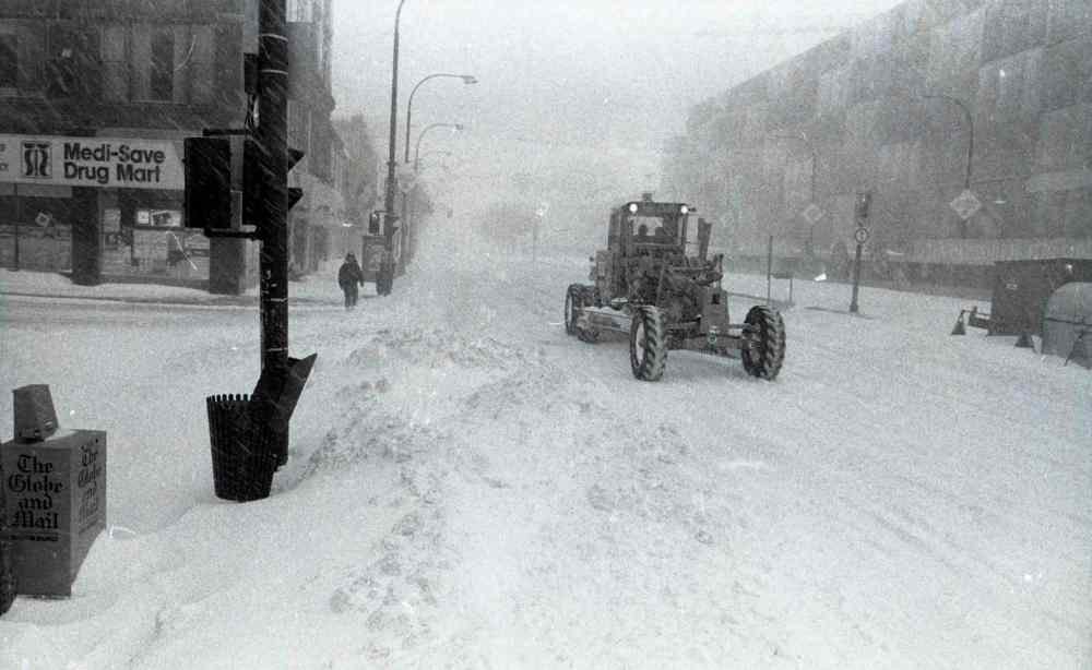 GERRY CAIRNS / WINNIPEG FREE PRESS
Plowing was actually halted overnight at one point while the storm raged, as city officials felt their work would be pointless.