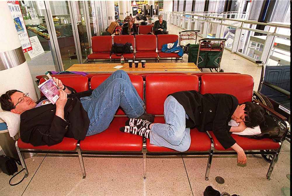 Travellers settle in at Winnipeg's airport. (Jeff de Booy / Winnipeg Free Press files)