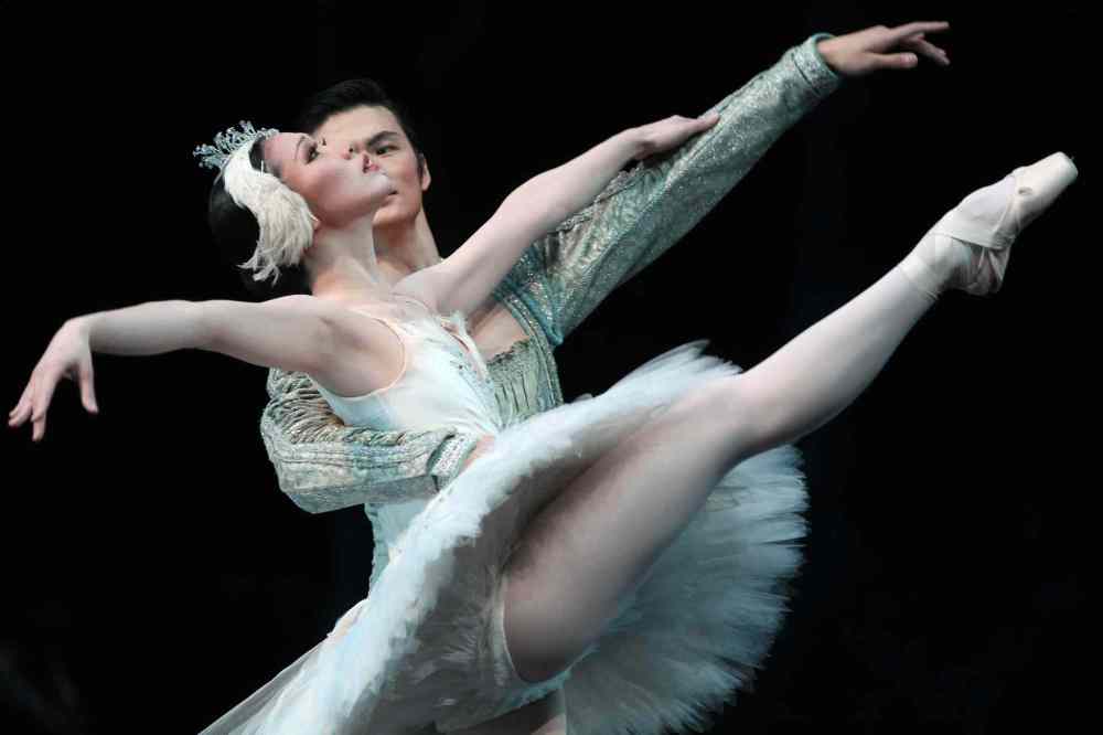 Royal Winnipeg ballet principal dancer Liang Xing with RWB soloist Sophia Lee in the act II Pas de Deux from the beloved classic Swan Lake. March 04, 2015 (JOE BRYKSA / WINNIPEG FREE PRESS)