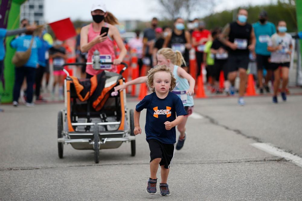 JOHN WOODS / WINNIPEG FREE PRESS
Darolyn Walker and her son Grayson head out on the 5Km Fun Run at the Manitoba Marathon at the University of Manitoba.