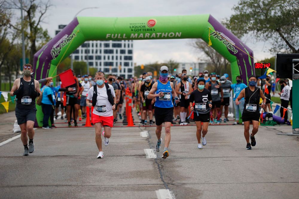 JOHN WOODS / WINNIPEG FREE PRESS
Marathon runners start at the Manitoba Marathon at the University of Manitoba in Winnipeg Sunday.