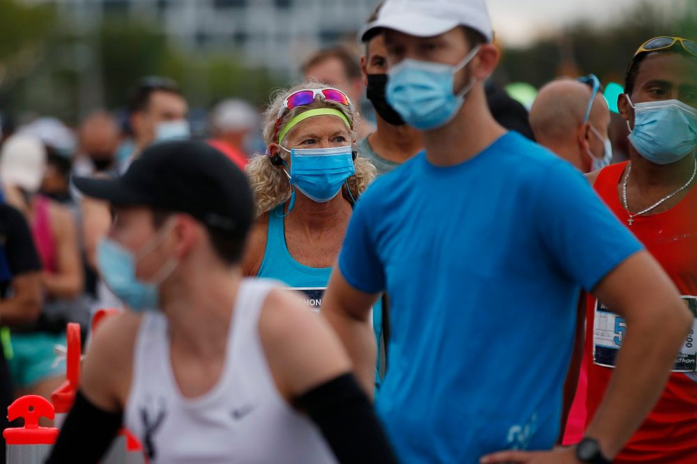 JOHN WOODS / WINNIPEG FREE PRESS
Runners wait to start at the Manitoba Marathon.