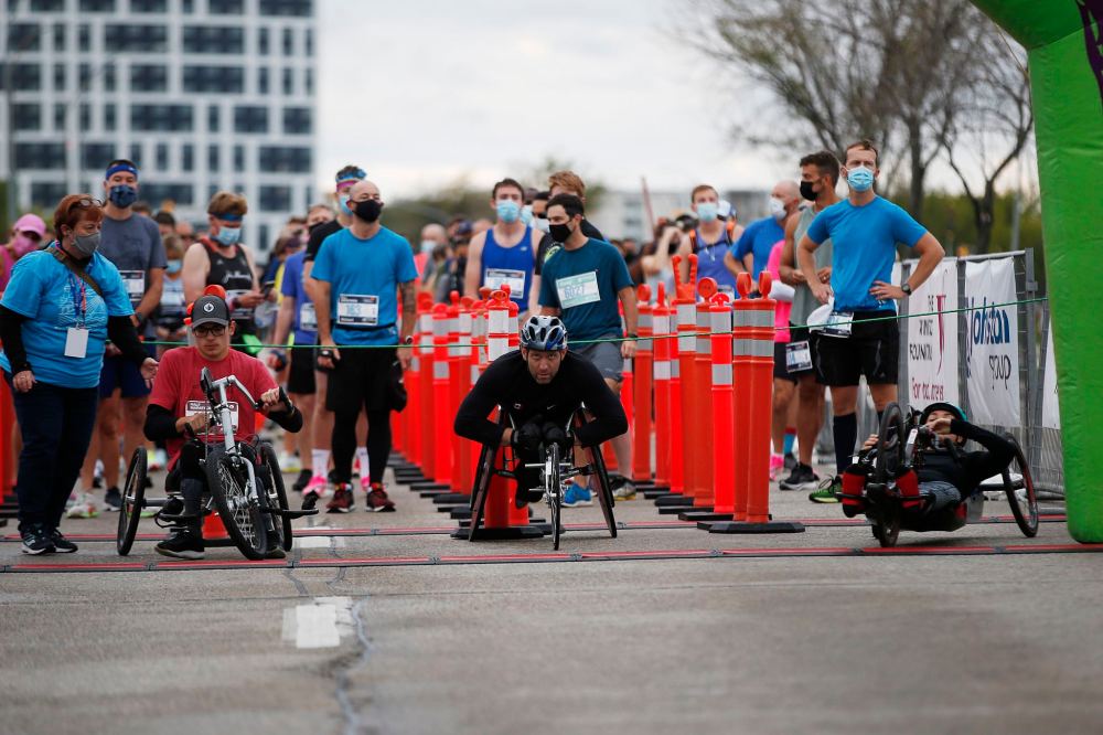 JOHN WOODS / WINNIPEG FREE PRESS
Wheelchair race start at the Manitoba Marathon at the University of Manitoba in Winnipeg Sunday.