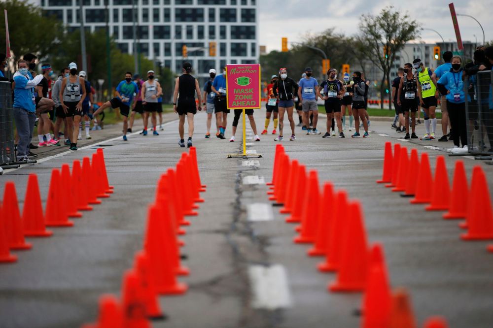 JOHN WOODS / WINNIPEG FREE PRESS
Runners prepare at the start at the Manitoba Marathon at the University of Manitoba.