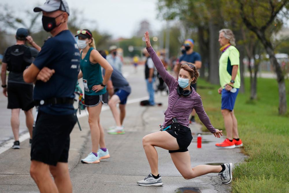 JOHN WOODS / WINNIPEG FREE PRESS
Runners prepare for the start at the Manitoba Marathon.