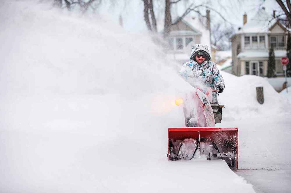 MIKAELA MACKENZIE / WINNIPEG FREE PRESS
Jolene Schnerch clears snow at the Valour Community Centre.
