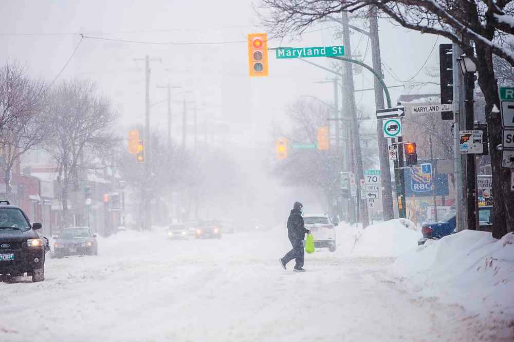 MIKAELA MACKENZIE / WINNIPEG FREE PRESS
Folks brave the snow while crossing Sargent Avenue in Winnipeg.