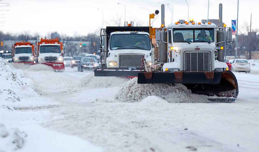 MIKE DEAL / WINNIPEG FREE PRESS
Snow plows make their way south on Pembina Highway Tuesday morning.