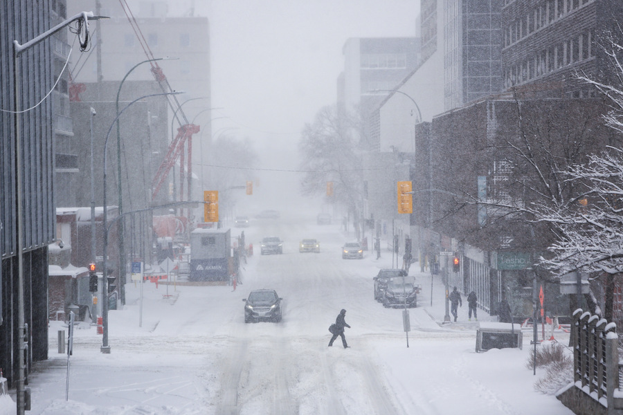 MIKE DEAL / WINNIPEG FREE PRESS
A pedestrian crosses Smith Street during a blustery snowfall Wednesday afternoon.