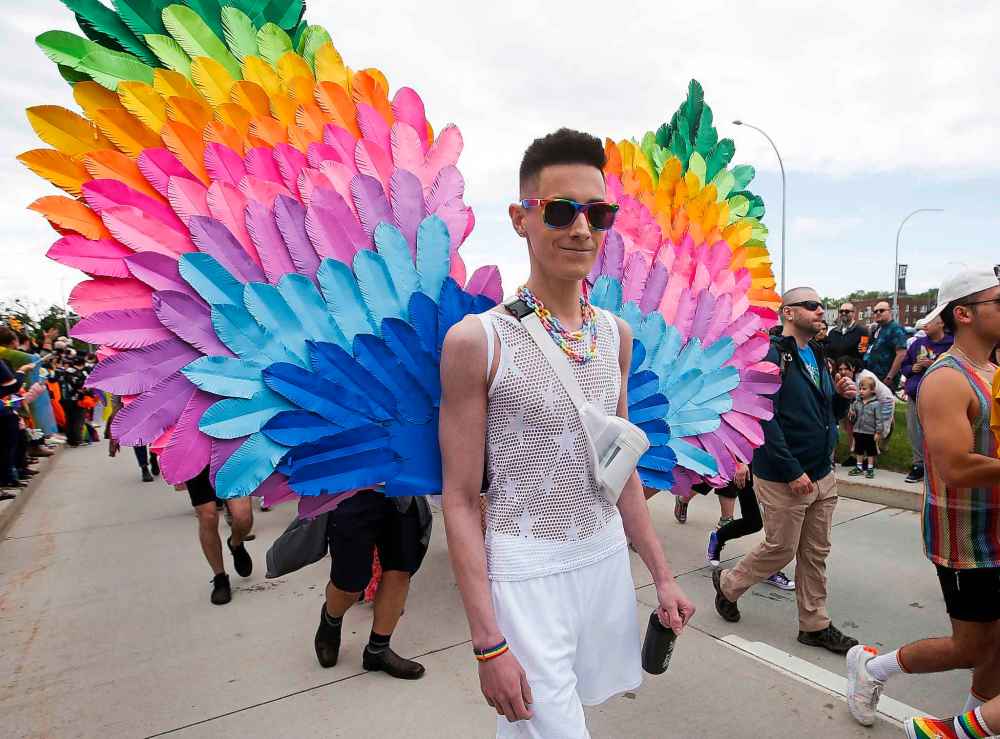 JOHN WOODS / WINNIPEG FREE PRESS
JOHN WOODS / WINNIPEG FREE PRESS
People take part in the Pride Parade in downtown Winnipeg on Sunday.