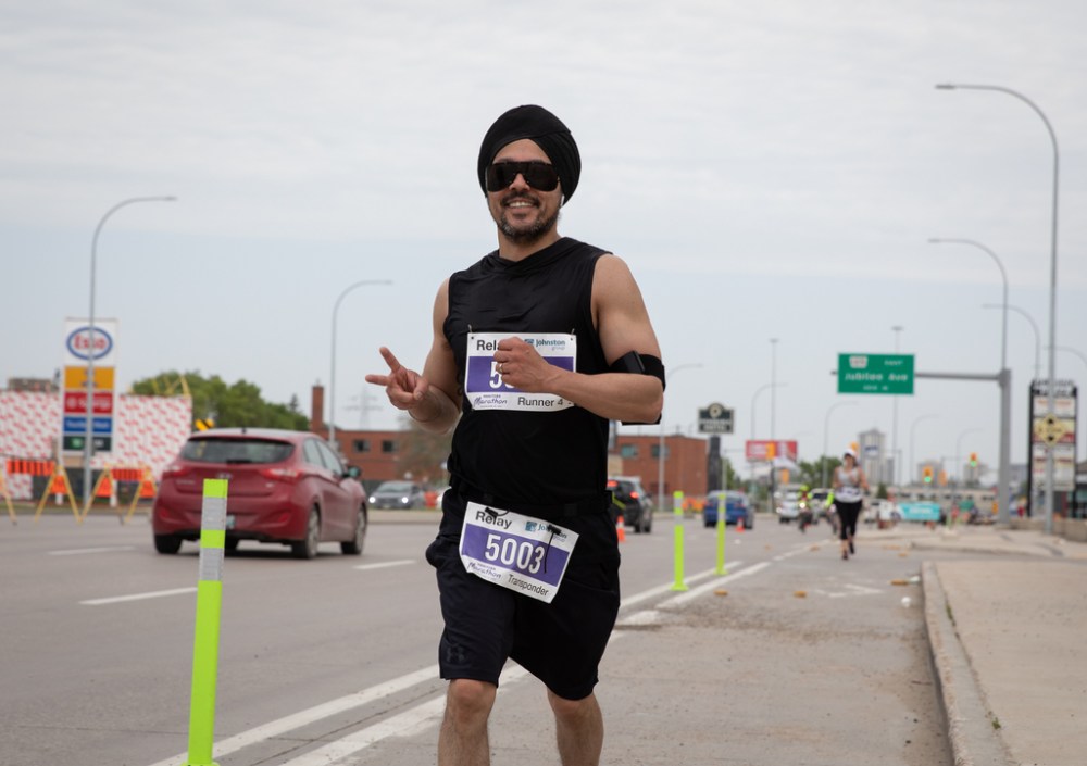 JESSICA LEE / WINNIPEG FREE PRESS
Runners participate in the Manitoba Marathon during the last few kilometres Pembina Highway.
