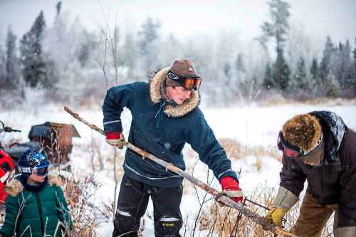 MIKAELA MACKENZIE / WINNIPEG FREE PRESSDevin Imrie sets a new beaver trap with help from his dad, Murray, on their trapline near Falcon Lake while Devin’s son, Thomas, 5, looks on.
