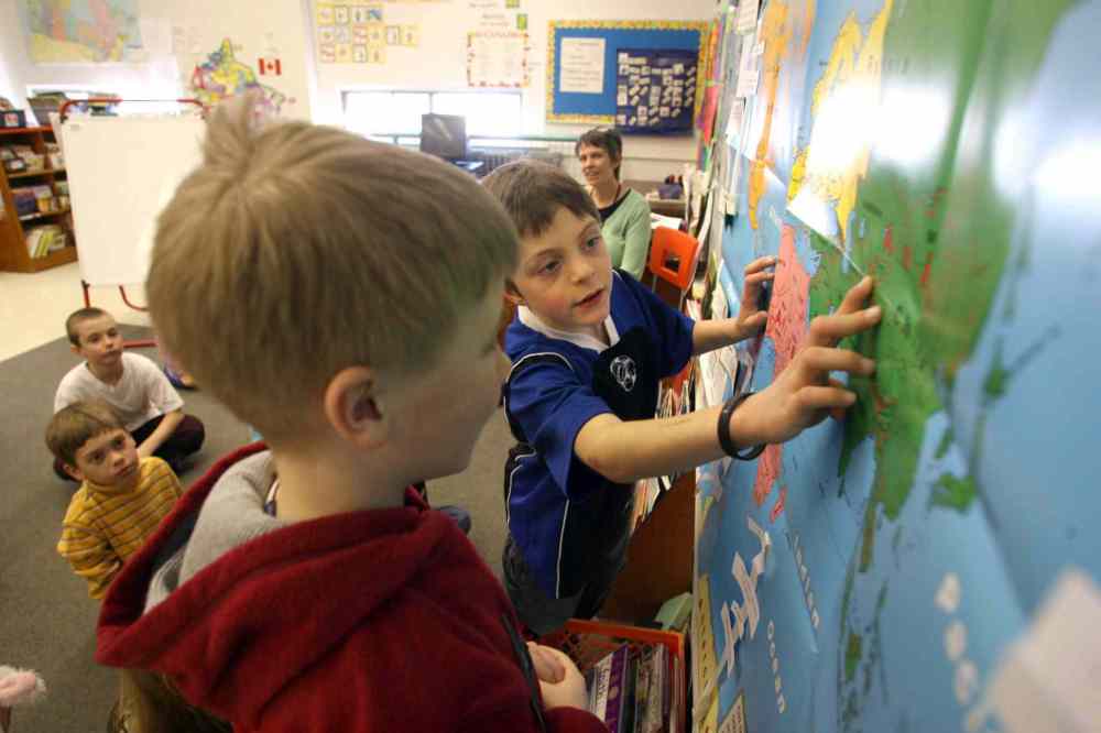 Grade 3: Students learning about the world. (Ruth Bonneville / Winnipeg Free Press)