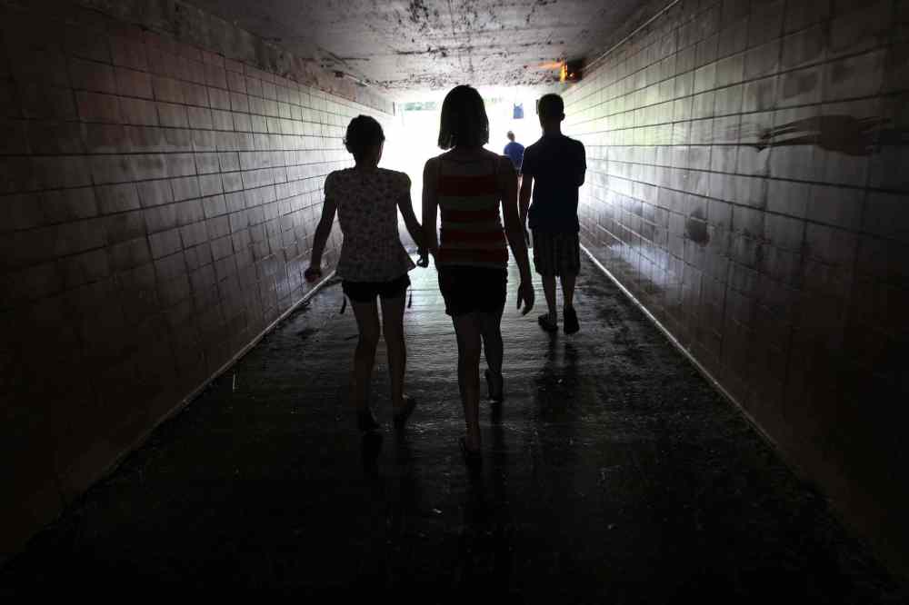 Grade 6: Students walk through the tunnel under Dunkirk Drive on their way for ice cream at the BDI on their last day together in the same class at Windsor School. (Ruth Bonneville / Winnipeg Free Press)