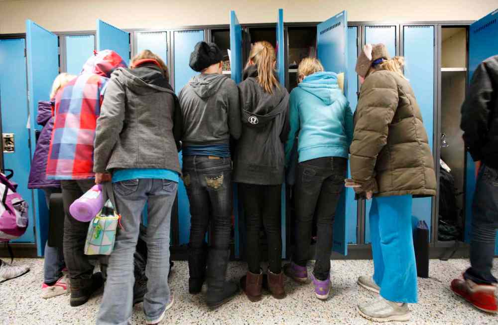 Grade 7: Students crowd the hallway as they dig into their lockers before classes. (Ruth Bonneville / Winnipeg Free Press)