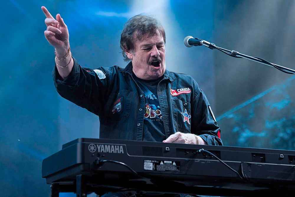 Burton Cummings gets the audience to join in on the fun. (Alex Lupul / Winnipeg Free Press)