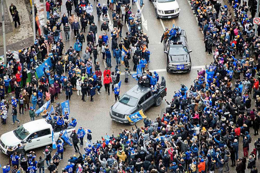 Winnipeg streets were packed with hundreds of Bombers fans that came out to cheer on the Grey Cup champions. (Mike Sudoma / Winnipeg Free Press)