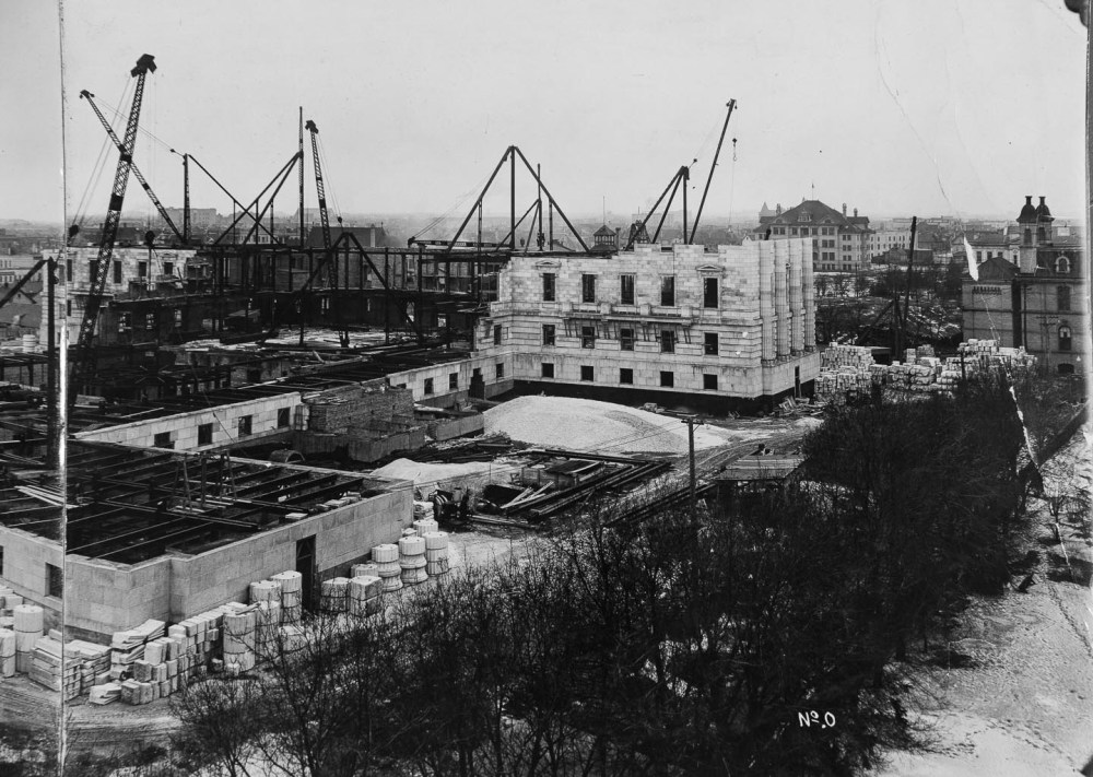 Construction in March 1915 (Archives of Manitoba).