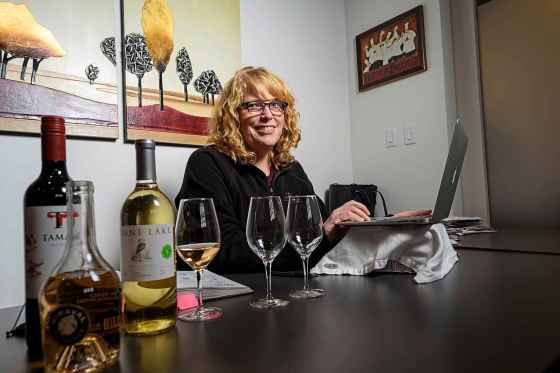 JESSE BOILY / WINNIPEG FREE PRESRayna Debow of De Luca Fine Wines has led many a tasting for the Portage Ave. private wine store. (Jesse Boily / Winnipeg Free Press files)